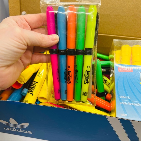 NWT & Used Highlighters Bundle of almost 250 Yellow, Pink, Blue etc!!! - Picture 3 of 6